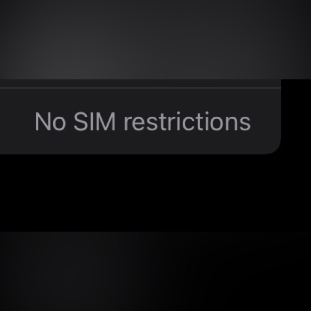 iPhone XR - small crack